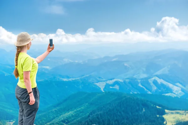 Young woman taking selfie on smartphon — Stock Photo, Image