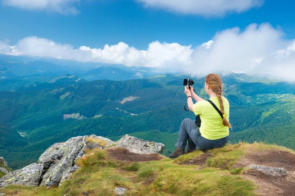 Mujer joven tomando selfie en cámara —  Fotos de Stock