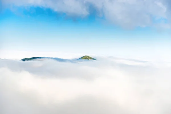 Pico de montaña en las nubes — Foto de Stock