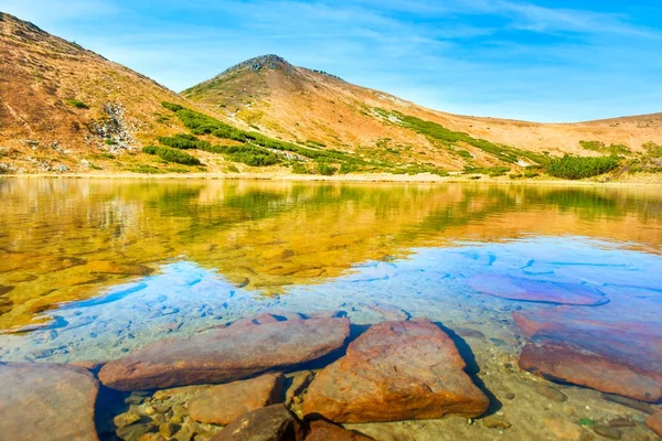 Lago azul en las montañas — Foto de Stock