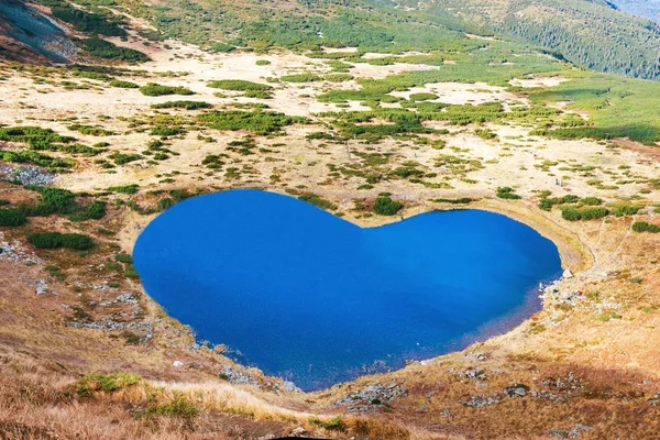 Bergen meer met blauw water — Stockfoto