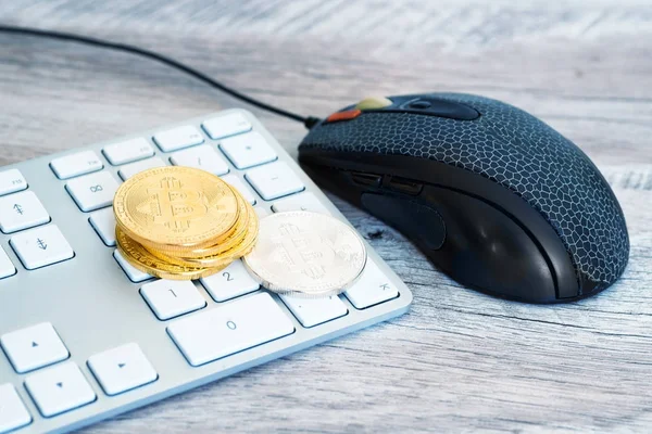Gullbitcoin på tastatur – stockfoto