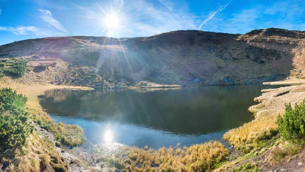 Lago azul nas montanhas — Fotografia de Stock