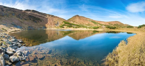 Blauw meer in de bergen — Stockfoto