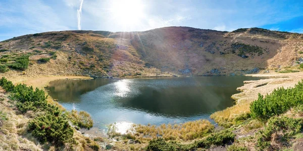 Blauer See in den Bergen — Stockfoto