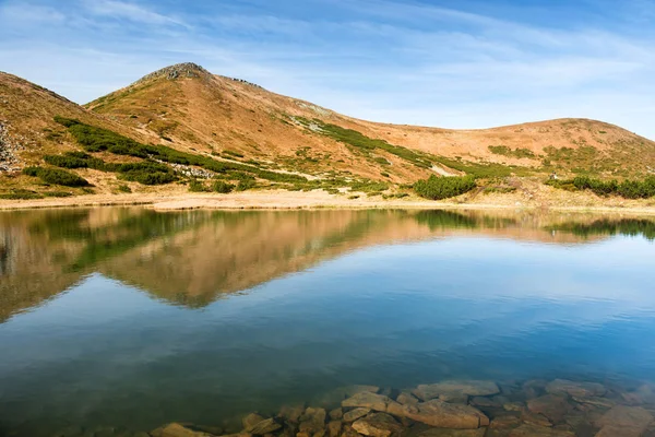 Blauw meer in de bergen — Stockfoto