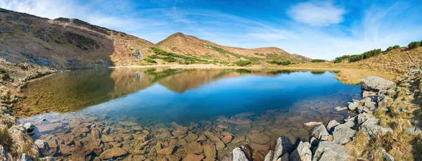 Blå sjön i bergen — Stockfoto