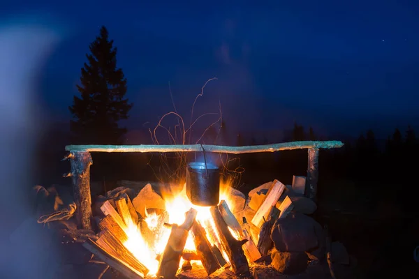 Приготовление пищи в кастрюле на огне — стоковое фото
