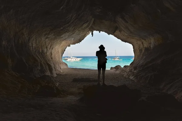 Homem em grande caverna — Fotografia de Stock
