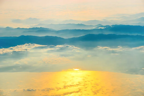 Vista desde el avión hasta el atardecer en el cielo —  Fotos de Stock