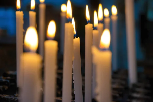 Luz das velas na igreja — Fotografia de Stock