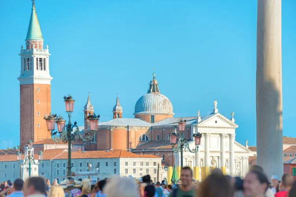 Lidé na slavné náměstí San Marco — Stock fotografie