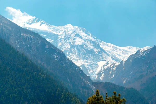 Altas montanhas tibetanas na neve — Fotografia de Stock