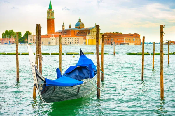 Гондола на закате в Венеции — стоковое фото