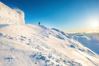Adam karda kış dağın zirvesinde