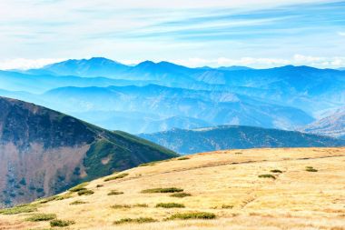 Dağlar yatay, kuru ot ve mavi gökyüzü