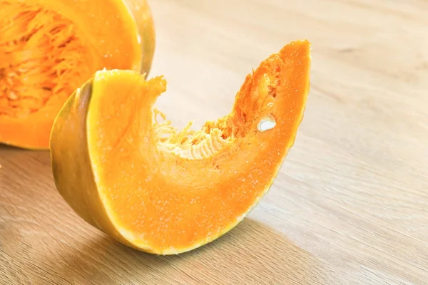 Scheiben Geschnittener Orangenreifer Kürbis Auf Holztisch — Stockfoto
