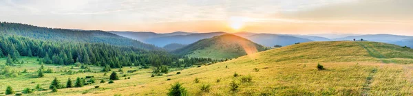 Panorama Van Zonsondergang Bergen Met Bos Zon Dramatische Hemel — Stockfoto