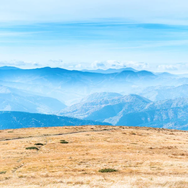 Góry Krajobraz Pola Suchej Trawy Błękitne Niebo — Zdjęcie stockowe