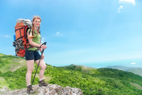 Happy Hiking Woman Backpack Top Green Mountain — Stock Photo, Image