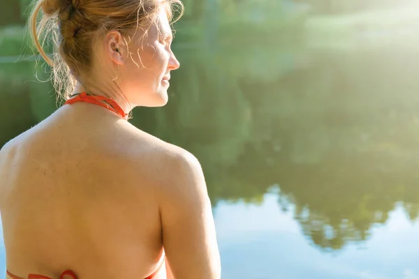 Mujer Sentada Relajándose Playa Del Lago Con Agua Azul Sol — Foto de Stock