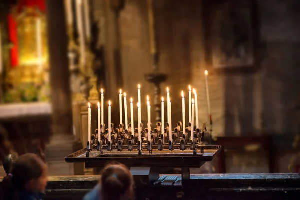 Licht Der Kerzen Der Kirche Auf Schwarzem Hintergrund — Stockfoto