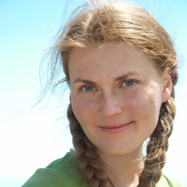 Porträt Einer Frau Mit Zöpfen Roten Haaren Und Sommersprossen Auf — Stockfoto