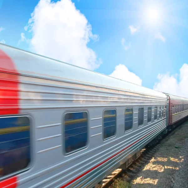 Motie Moderne Trein Trein Wagons Met Blauwe Lucht Zon Wolken — Stockfoto