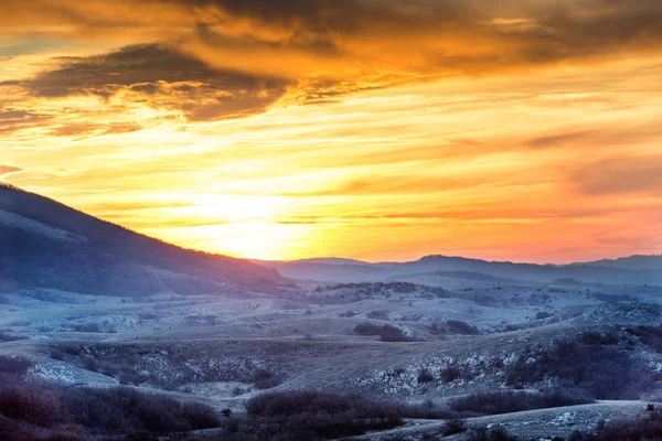 Hory Při Západu Slunce Dramatické Barevné Mraky Obloze — Stock fotografie