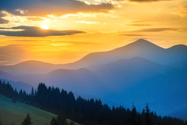 Montañas Atardecer Paisaje Con Sol Brillando Las Nubes — Foto de Stock