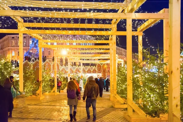 Skara Människor Gatan Holiday Nattetid — Stockfoto