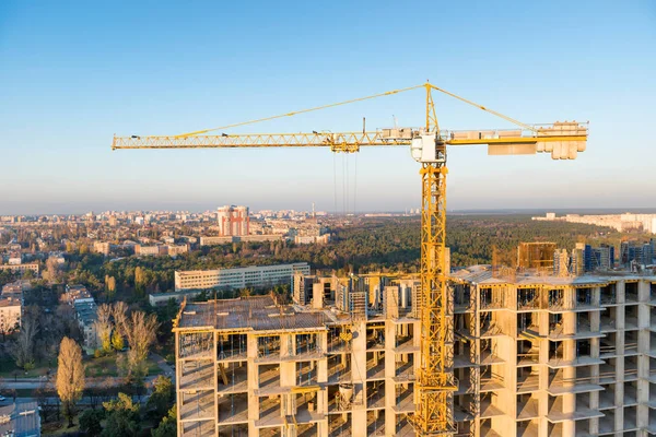 Endüstriyel Bina Sitede Vinçler Ile Inşaat — Stok fotoğraf