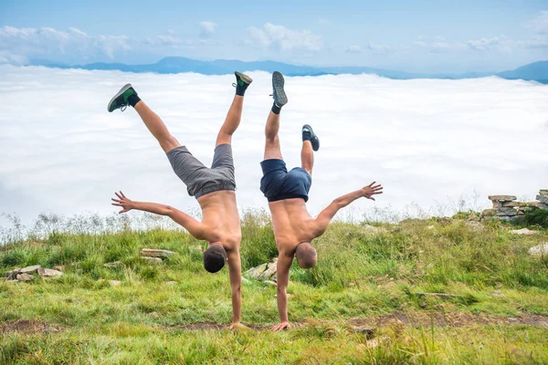 Two Men Dancing Making Acrobatic Tricks Green Grass White Clouds — Stock Photo, Image