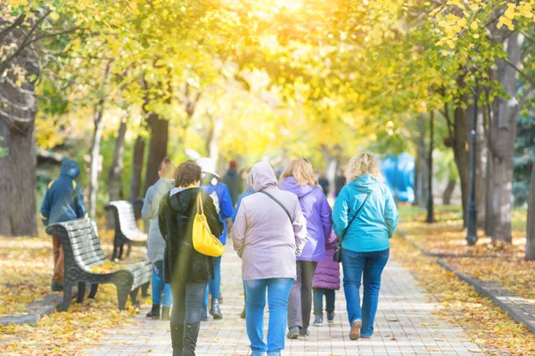 Vandrande folk i parken — Stockfoto