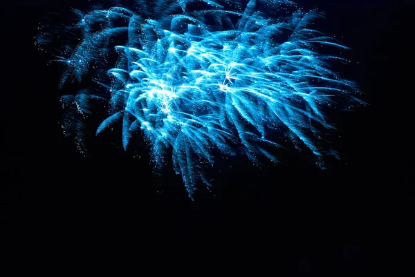 Blaues Urlaubsfeuerwerk Über Dem See Mit Wasserspiegelung Und Schwarzem Himmel — Stockfoto
