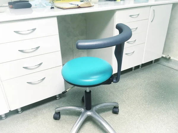 doktor ofisinde tablo yakınındaki mavi sandalye