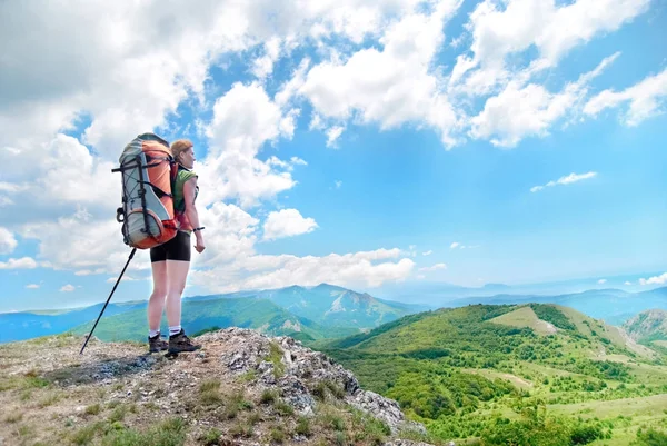 Yürüyüş Kadınla Mutlu Yeşil Dağın Zirvesinde Sırt Çantası — Stok fotoğraf