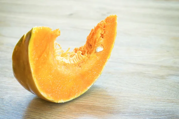 Rebanada Calabaza Madura Naranja Escritorio Madera — Foto de Stock