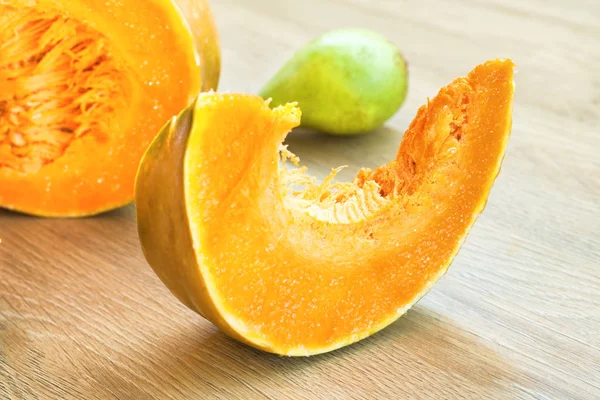 Calabaza Madura Naranja Rodajas Sobre Escritorio Madera — Foto de Stock