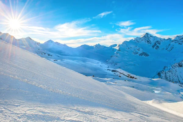 Montañas Invierno Con Picos Nevados —  Fotos de Stock