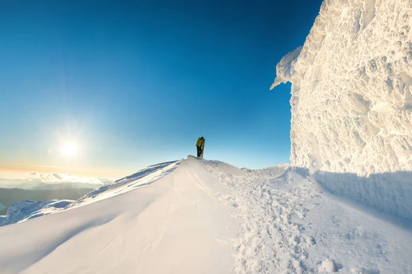 Homem Topo Montanha Inverno Neve — Fotografia de Stock