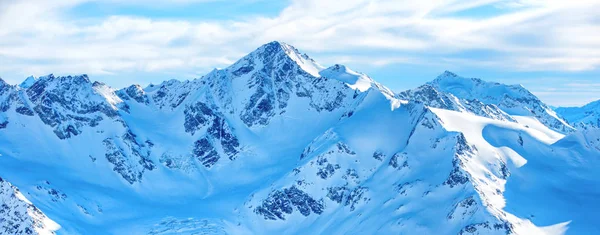 Panorama Pejzaż Zimowy Szczyty Błękitne Niebo — Zdjęcie stockowe