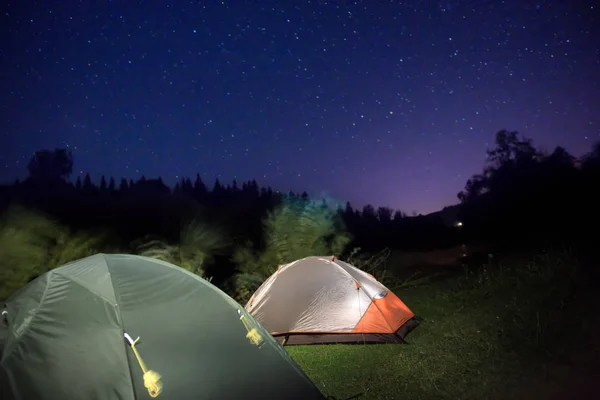 Yıldız Ile Gece Gökyüzünün Altında Dağlarda Çadır — Stok fotoğraf