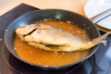 bir tavada kızarmış balık