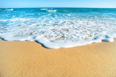 Kum ve deniz ile tropikal plaj