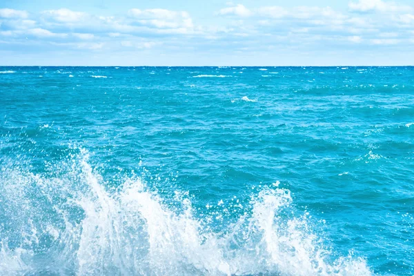 Большая волна на синем море — стоковое фото