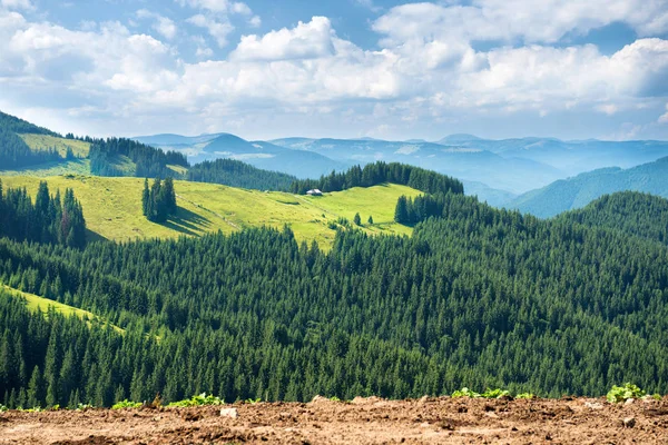 Πράσινο ηλιόλουστη κοιλάδα στα βουνά — Φωτογραφία Αρχείου