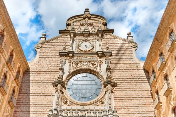 Außenseite des Benediktinerklosters von Montserrat — Stockfoto