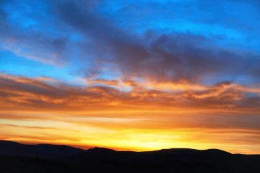Kara ile ve dramatik renkli gökyüzü günbatımı