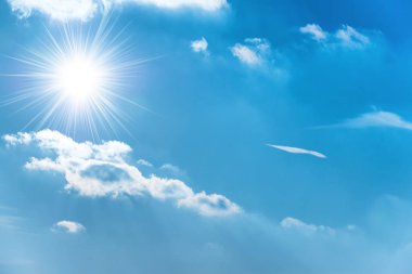 Mavi gökyüzü ile parçalanmış bulutlar üzerinde güzel bir gün